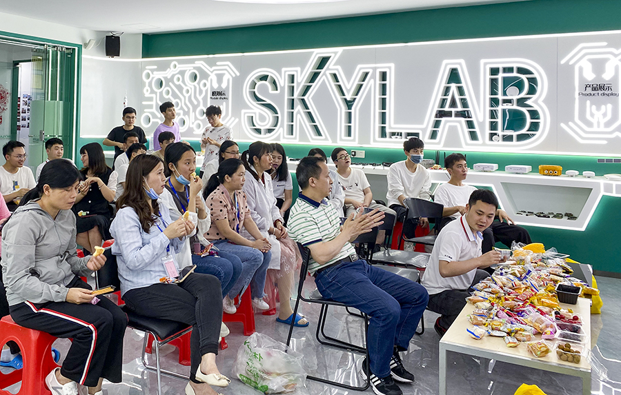 SKYLAB 2022年第一季度生日会_展厅划船，我们都是老船长